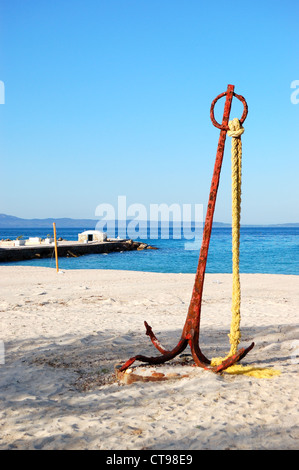 Elemento di ancoraggio sulla spiaggia e acqua turchese presso il moderno hotel di lusso, Halkidiki, Grecia Foto Stock