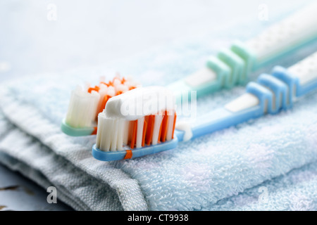 Coppia spazzolini da denti con dentifricio su un asciugamano Foto Stock