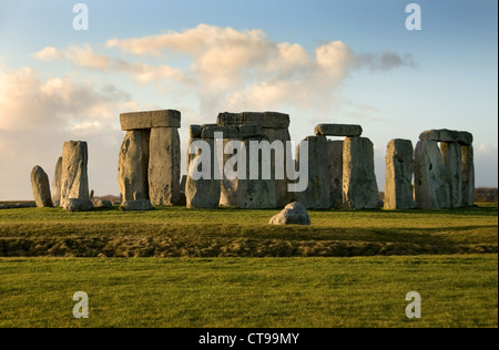 Stonehenge vicino a Amesbury, Wiltshire, Inghilterra, nel tardo pomeriggio in una fredda giornata invernale e Foto Stock