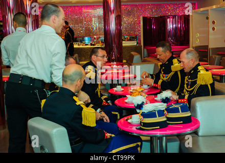 Parigi, caffè, Francia, festa della Bastiglia '14th luglio' Gruppo francese Elite University, da Sciences-po, cameriere condividere caffè ai tavoli, uomini in uniformi militari, caffè interno Parigi, affollato caffè interno Foto Stock