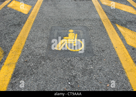 Lo spazio di parcheggio per i guidatori disabili Foto Stock