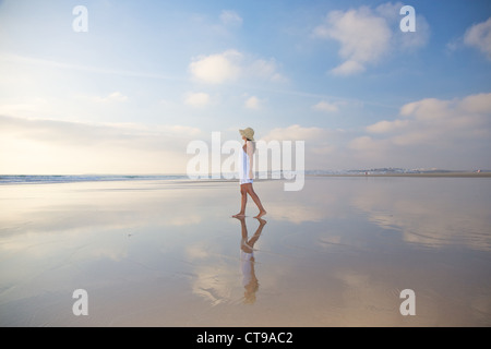 Donna alla spiaggia di Cala Encendida a Cadice Andalusia Spagna Foto Stock