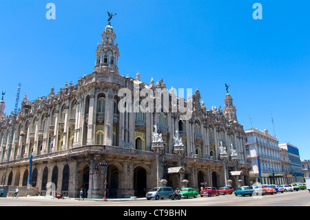 Vecchie automobili americane di fronte al Gran Teatro, La Havana, Cuba Foto Stock