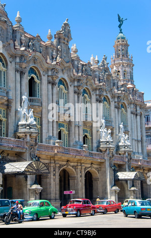 Vecchie automobili americane di fronte al Gran Teatro, La Havana, Cuba Foto Stock