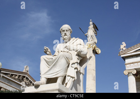 Statue di Platone e Athena al di fuori dell'Accademia di Atene, Grecia Foto Stock