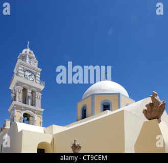 Il campanile di San Giovanni la Chiesa Cattolica, Fira, Santorini, Grecia Foto Stock