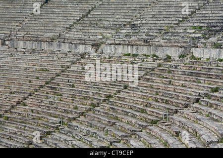 File di sedili di pietra calcarea in teatro antico di Epidauro, Grecia Foto Stock