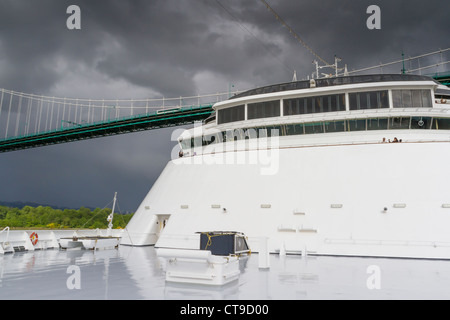 Nave da crociera Volendam passando sotto il Ponte del cancello del Leone nel Porto di Vancouver, Columbia Britannica, Canada, con pochissima distanza visibile. Foto Stock