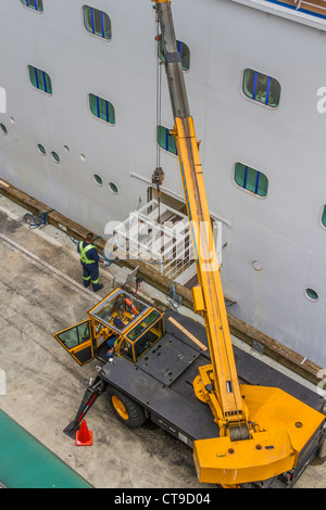 Ormeggia i lavoratori che caricano forniture e bagagli sulla nave da crociera 'Golden Princess' al Canada Place a Vancouver, British Columbia, Canada. Foto Stock