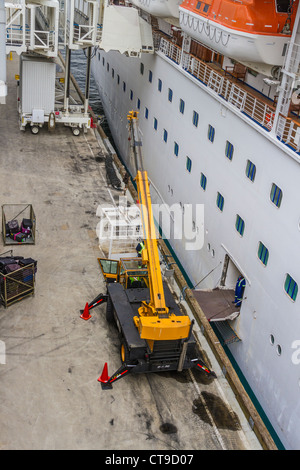 Ormeggia i lavoratori che caricano forniture e bagagli sulla nave da crociera 'Golden Princess' al Canada Place a Vancouver, British Columbia, Canada. Foto Stock