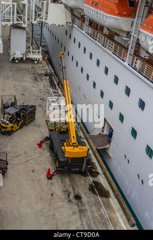 Ormeggia i lavoratori che caricano forniture e bagagli sulla nave da crociera 'Golden Princess' al Canada Place a Vancouver, British Columbia, Canada. Foto Stock