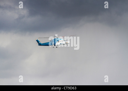 Elicottero (o Helijet) che sorvola il porto di Vancouver a Vancouver, British Columbia, Canada. Foto Stock