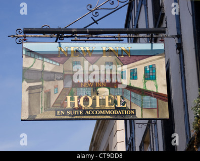 Il nuovo segno Inn Gloucester Gloucestershire England Regno Unito Foto Stock