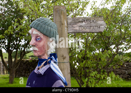 'Ultimo del vino estivo uomo vecchio,' Open day giardino display, effige & villaggio direzione segno, Bellerby, North Yorkshire Dales, Richmondshire, REGNO UNITO Foto Stock