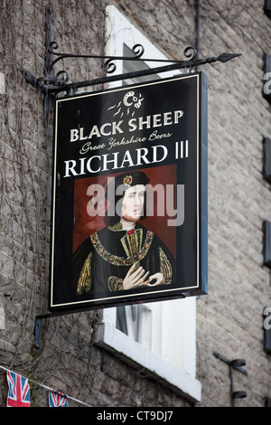 Ritratto Italiano Re Richard III 1452 -1485.'Great Yorkshire Beers' Black Sheep Hanging pub Sign at the Inn in Middleham, North Yorkshire Dales, UK Foto Stock