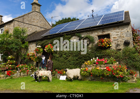 Farcite spaventapasseri festival animali e figure, pecore & cane sul giardino Open Day in Sud vista Farm, Bellerby, Richmondshire, North Yorkshire Dales, REGNO UNITO Foto Stock