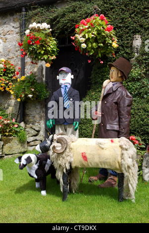 Farcite spaventapasseri festival animali e figure, pecore & cane, su giardino Open Day in Sud vista Farm, Bellerby, Richmondshire, North Yorkshire Dales, REGNO UNITO Foto Stock