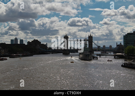 Vista del Tower Bridge con anello olimpico simbolo sul display, HMS Belfast e sagome di edifici per uffici a Londra Foto Stock