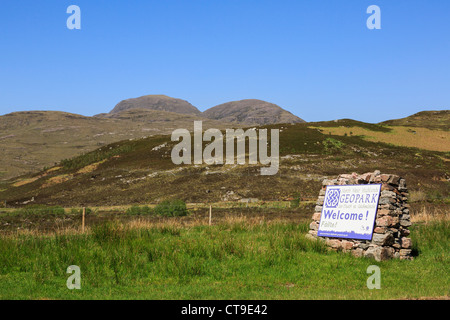 North West Highlands Geopark Gaelic bilingue segno di benvenuto sulla penisola Assynt in Ross and Cromarty, Highland, Scozia, Regno Unito, Gran Bretagna Foto Stock