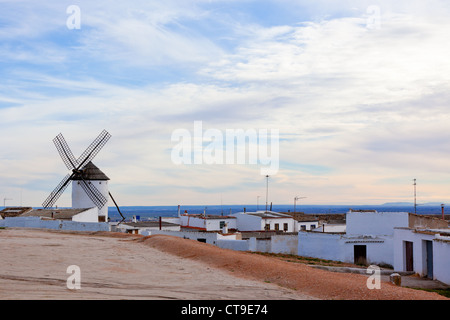 Vecchio mulino a vento spagnolo nel Campo de Criptana, Castilla la Mancha provincia, Spagna Foto Stock