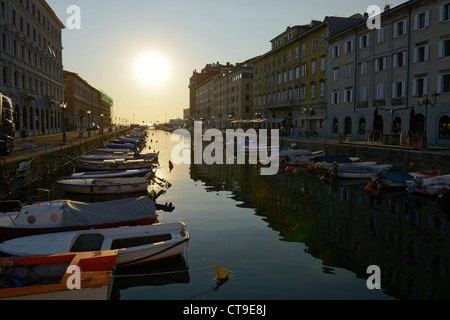 Il canale di Ponterosso a Trieste nel tramonto Foto Stock