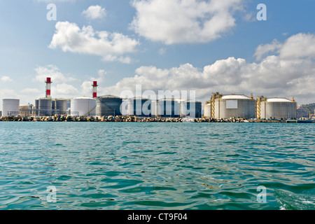 Serbatoi di GNL presso il porto di Barcellona Foto Stock