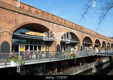 Deansgate Locks, bar + clubs sotto arcate ferroviarie - che si affaccia Rochdale Canal, Whitworth St. West, City Centre, Manchester, Regno Unito Foto Stock