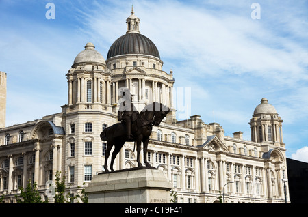 Statua in bronzo del re Edward VII e il porto di Liverpool Edificio, Liverpool, Merseyside England Foto Stock