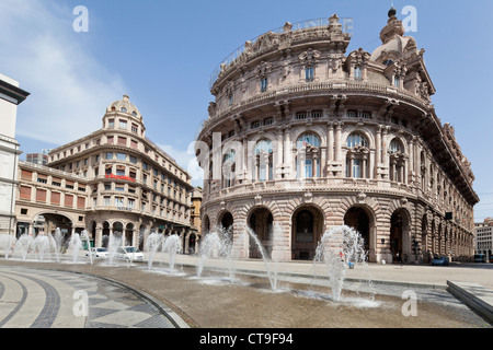 Piccola fontana a Piazza de Ferrari davanti al Palazzo della Borsa di Genova, Liguria, Italia, Europa Foto Stock