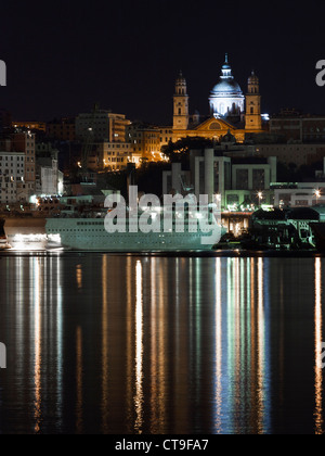 Vista notturna dal porto con un traghetto a Genova, Liguria, Italia, Europa Foto Stock