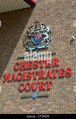 Edificio in mattoni vicino al Royal Coat del Regno Unito Di armi con segno sulla parete esterna di Chester Magistrates Court Cheshire Inghilterra Regno Unito Foto Stock