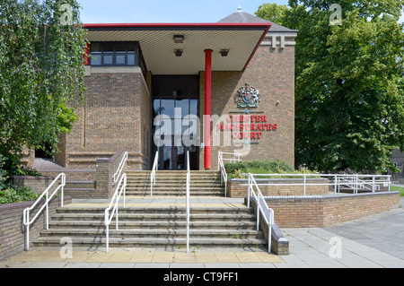 Scalini fino a Chester Magistrates Corte tribunale edificio in mattoni con baldacchino sopra l'ingresso pubblico con stemma reale & Segno Cheshire England UK Foto Stock