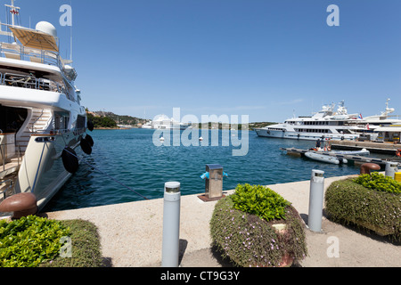 Marina di Porto Cervo con lussuosi negozi sulla Sardegna, Italia Foto Stock