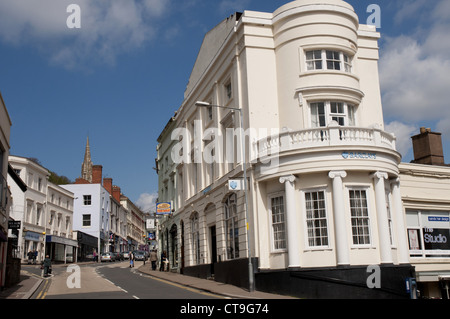 Wells Street, Great Malvern, il principale centro della Malvern Hills in Worcestershire in inglese Midlands. Foto Stock