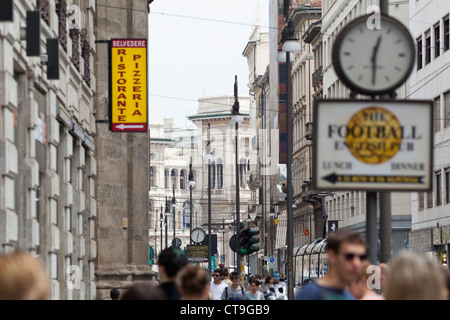 Teleobiettivo e attraverso una strada canyon in Milano, Italia Foto Stock