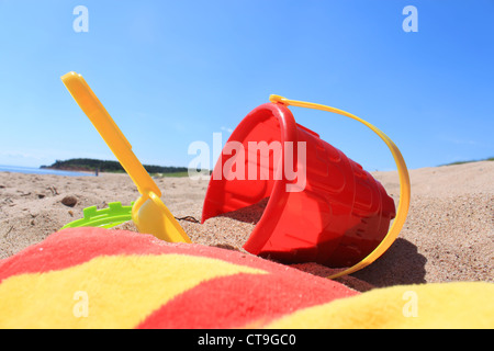 Colorato giocattoli da spiaggia e asciugamano in rive sabbiose di Panmure Island in Prince Edward Island, Canada Foto Stock