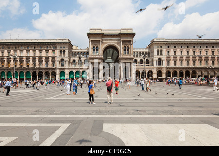 Piazza del Duomo di Milano con la vista alla Galleria Vittorio Emanuele II, Italia Foto Stock