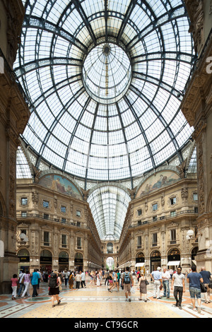 Interior shot della Galleria Vittorio Emanuele II con la cupola di vetro Foto Stock