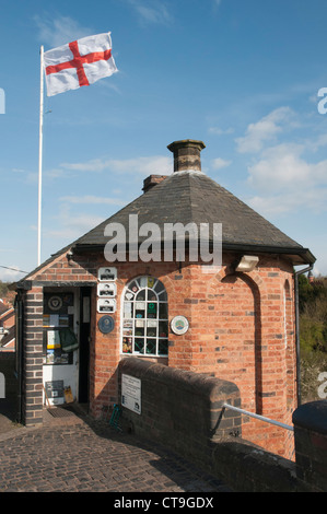 Lock-keeper's cottage a Bratch si blocca a Wombourne, Sud Staffs, Regno Unito, sul Staffordshire e Worcestershire Canal Foto Stock