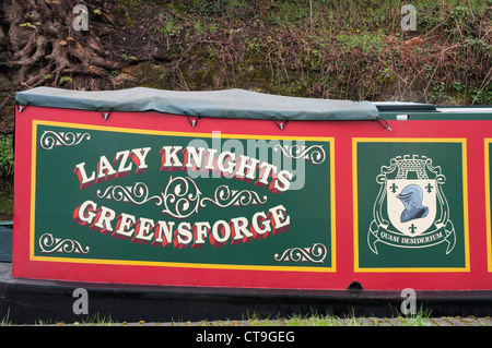 Dettaglio di un tradizionale-decorate narrowboat sul Staffs & Worcs Canal nelle Midlands inglese Foto Stock