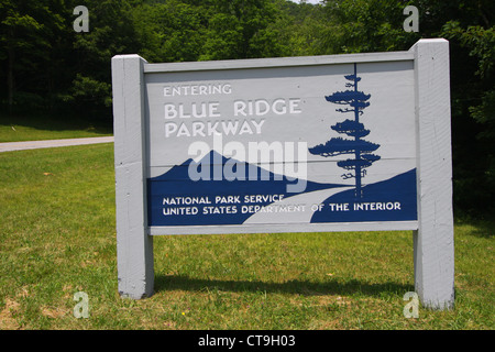 Ingresso al Blue Ridge Parkway vicino a Maggie Valley, Carolina del Nord sulla strada per il Parco Nazionale di Great Smoky Mountains Foto Stock