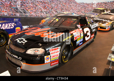 Dale Earnhardt effettiva corsa auto sul display in NASCAR hall of fame museum di Charlotte, North Carloina Foto Stock