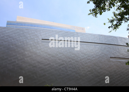 L'elegante architettura moderna del NASCAR hall of fame edificio nel centro cittadino di Charlotte, Carolina del Nord Foto Stock