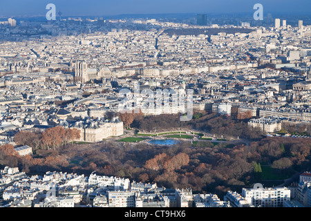 view on Luxembourg gardens and panorama of Paris in winter afternoon Foto Stock