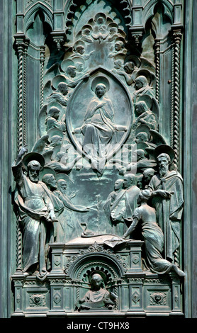 Dettaglio della porta del Duomo Firenze Italia Foto Stock