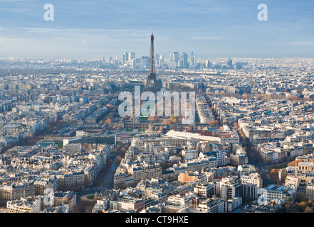 Vista sulla Torre Eiffel e panorama di Parigi nel pomeriggio invernale Foto Stock