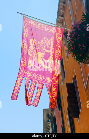 Bandiera della Repubblica Serenissima di Venezia sulla casa urbana a Venezia, Italia Foto Stock