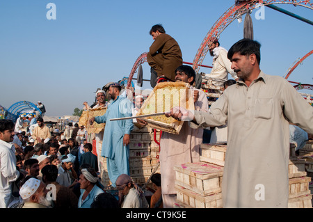 I frutti vengono svenduti nel mercato della frutta di Islamabad Foto Stock