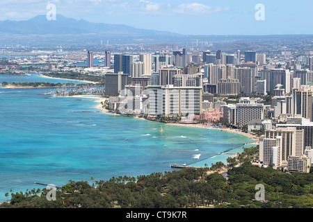 Skyline di Honolulu, Hawaii e la zona circostante compresi gli alberghi e gli edifici su Waikiki Beach Foto Stock