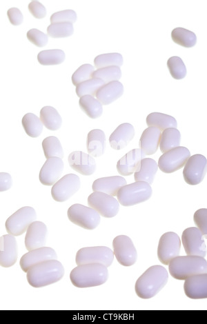 Sparse pillole bianco isolato su sfondo bianco, studio shoot, Adobe RGB. Foto Stock